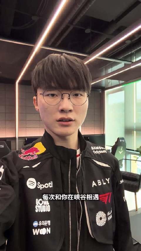 牌面拉满！Faker、Uzi联手祝贺Caps入选名人堂！