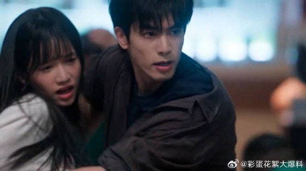 宋威龙张婧仪 苗靖被猥琐男骚扰,正好被陈异看见,霸气上前带走苗靖