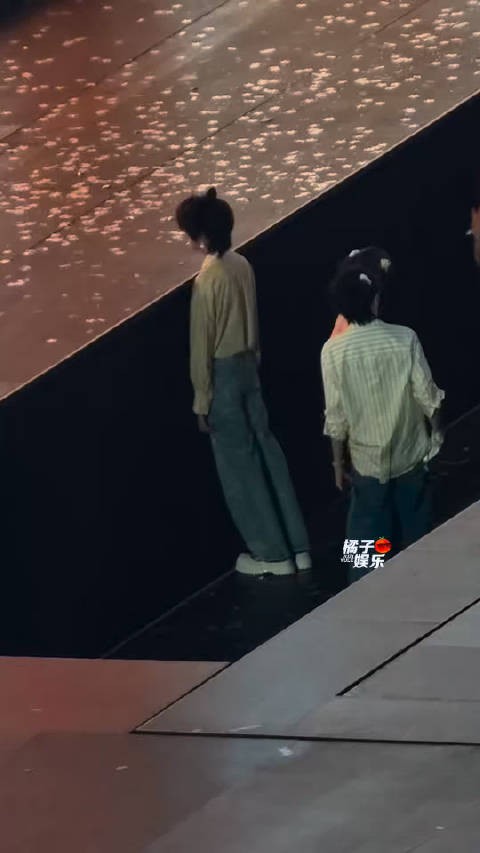 王橹杰与卡皮巴拉后台等待上场萌态可掬