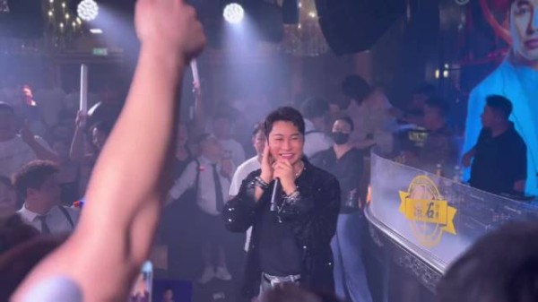 港星都好全能，谭耀文在酒吧演出，现场唱的非常专业