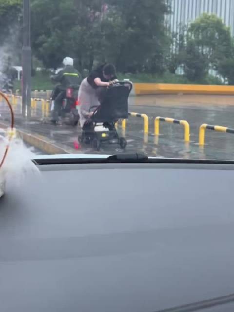 虽然有时候她准备得不是很充分,但是她对你爱都是毫无保留的!
