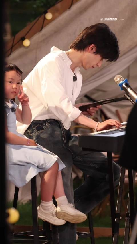 一个小小少年练习电子琴的文韬