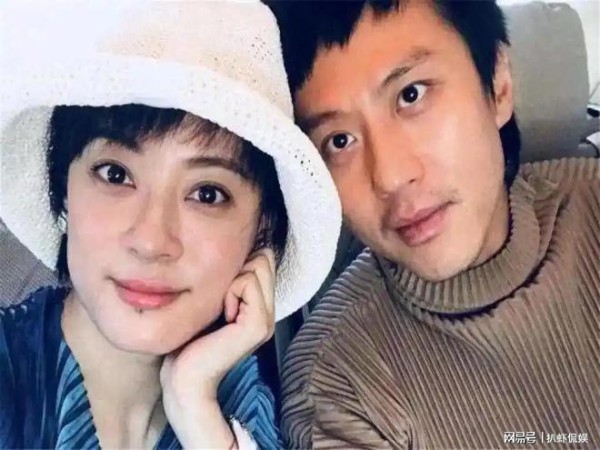 邓超孙俪合体带娃逛街，夫妻俩全程无交流疑似吵架，等等拄拐露面