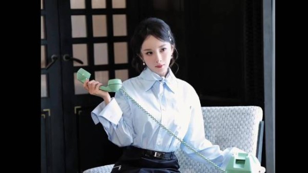 杨幂这状态太能打了真正的冻龄天花板来的,少女感和氛围感被幂姐焊在身上了