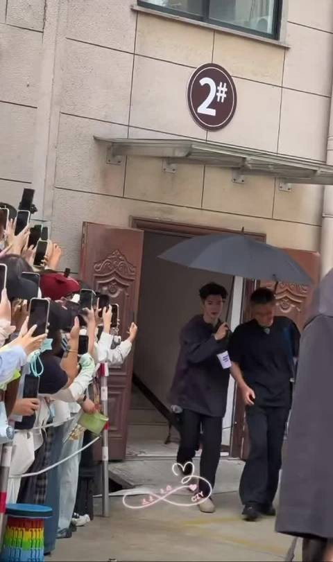 哈哈哈哈哈哈哈太搞笑了李乃文不是去当助理了吗？