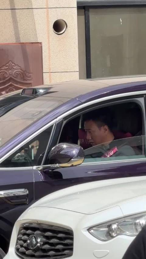 胡军接陈哲远车打不着,经纪人急喊工作人员