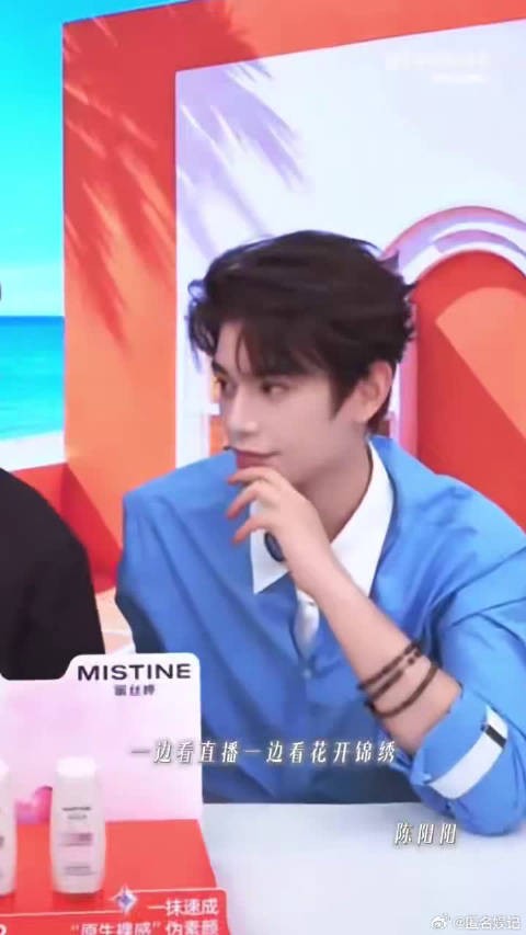 丁禹兮认真夸赞李佳琦状态绝佳,一来一回的互夸,看着特别舒服