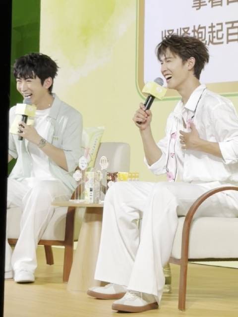 主持人：小森林在哪里 小林：心里 李昀锐你现在怎么这么会撩啊！