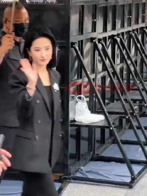刘亦菲向观众挥手致意亲和力满满