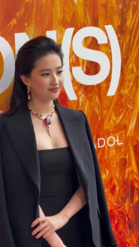 刘亦菲西装一上身，就是妥妥的霸总气