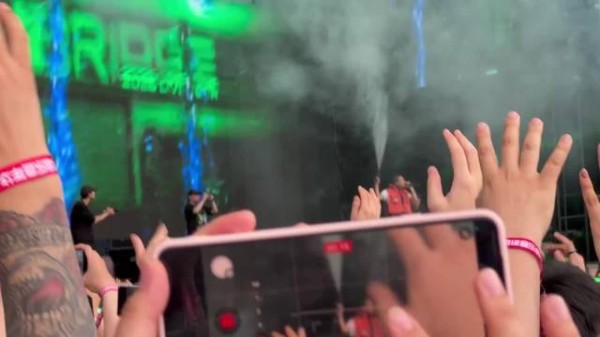 布瑞吉水枪六亲不认，topbarry与王齐铭均被滋湿