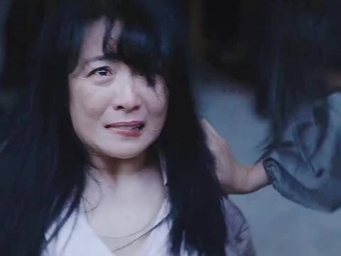 新饭馆开张遭同行嫉妒,当街扒衣逼人绝路