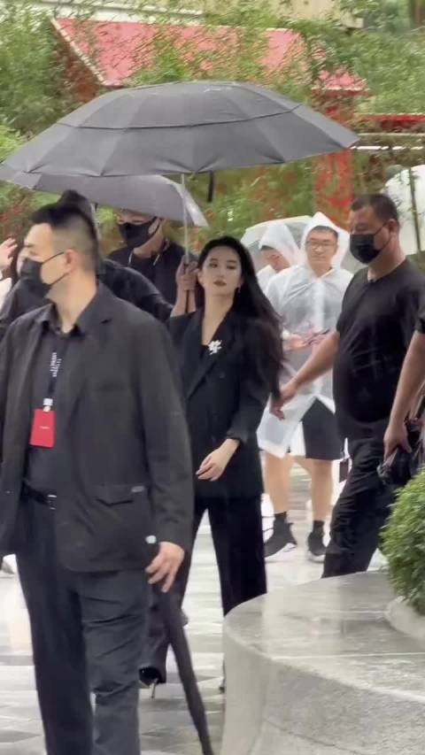 刘亦菲全黑西装亮相，白色胸花低调优雅