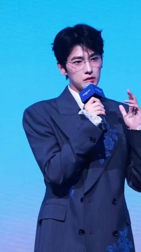 杨洋×西装×金丝眼镜=魅力核弹 台上发光体,人间贵公子,这谁扛得住啊?