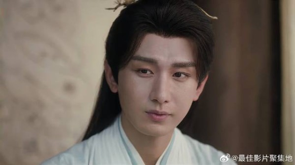 李莲花在街上看病 方多病趁机捣乱，美女出手英雄救美
