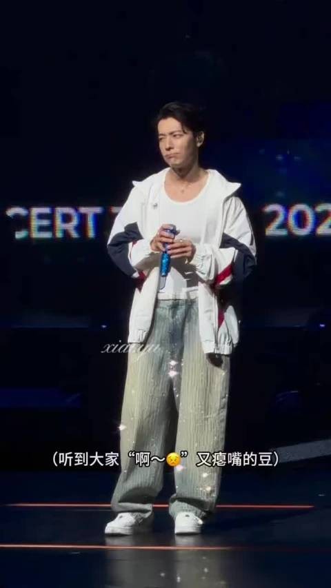 李东海solo 260815 ALIVE 澳门day1李东海 要牢牢的抓住东海 太可爱啦！ momo