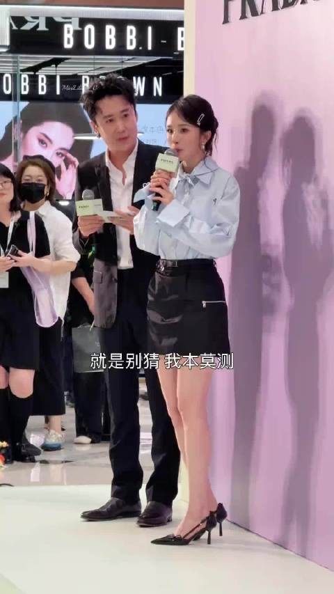 杨幂登ELLE金九双封面,职场俏佳人造型气场全开
