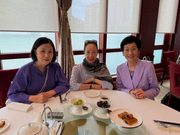 香港昔日花旦罕见现身，淡出荧幕多年状态极佳，与汪明荃相识58年