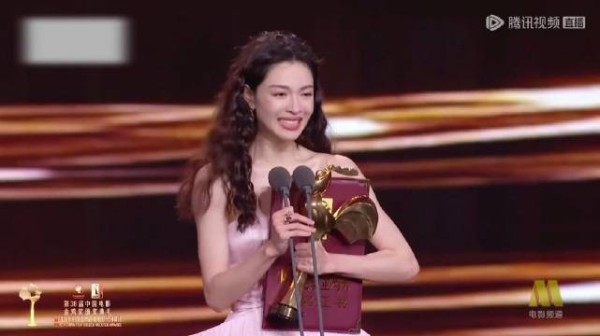 钟楚曦凭《好东西》小叶获最佳女配角,现场泪奔感谢宋佳