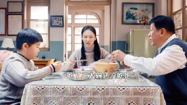 一顿吃三大碗饭,小孩很难不胖