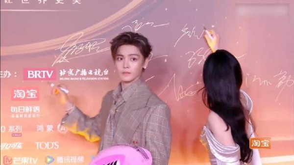 侯明昊卢昱晓参加典礼，搭手偷瞄太甜蜜，直接原地结婚丨微博之夜