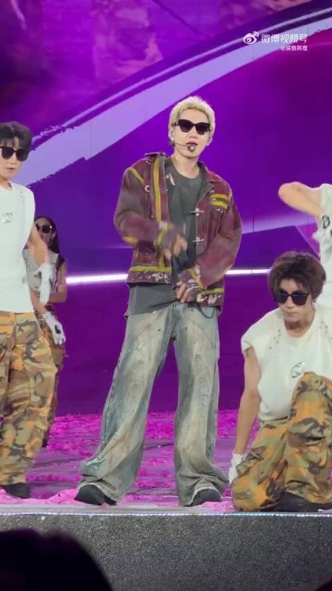 汪苏泷鸟巢御用墨镜成巡演专属标识