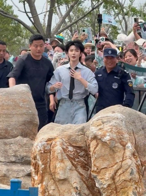 五一牡丹园现场普普被安保架走