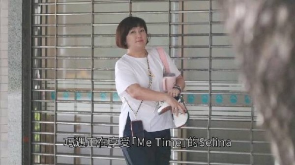 台媒拍到Selina近况,和男友接儿子放学,美甲健身逛街,享受幸福的Me Time