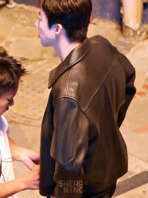 我也想给哥哥穿衣服
