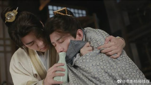 李莲花毒发 方多病嘴上说不管,却把他搂怀里照顾一晚上