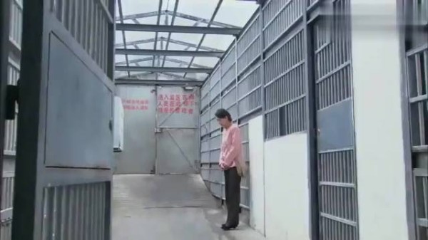 老公坐牢三年出狱,一见到老婆急得想回家,老婆反应真逗!