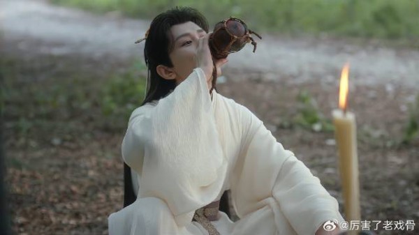 李莲花在师父坟前夸方多病 资质不错,有自己年轻时风范