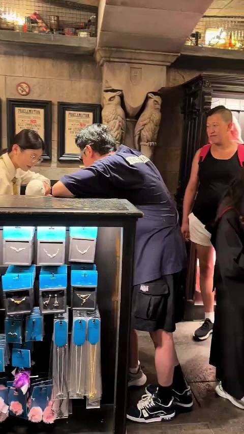 冯绍峰带7岁儿子想想现身北京环球影城