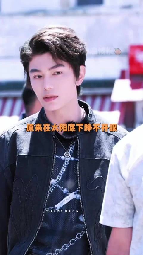 丁禹兮直言在太阳底下很难睁眼,帅哥的颜值也抵不住强光照射