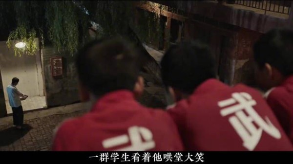 赤裸慌乱与穿戴整齐,权力关系一目了然