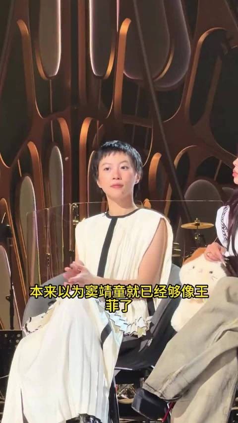 李嫣和王菲年轻时一模一样 本来以为窦靖童就已经够像王菲的了,直到李嫣出场