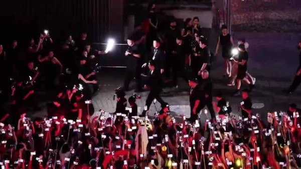 肖战香港线下亮相，人气与气场双在线，这就是实打实的巨星分量