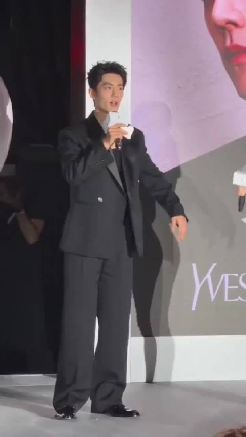 肖战香港活动送药送水致谢粉丝,改变路线打招呼