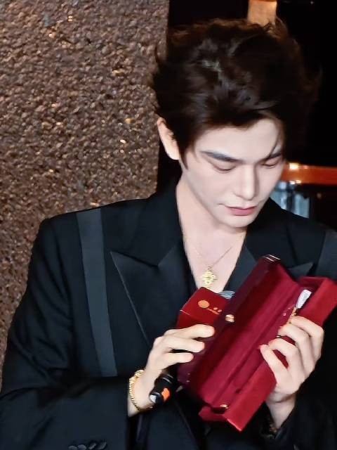 WOK丁禹兮兮为在演唱会现场求婚成功的女生精心筹备了专属礼物！