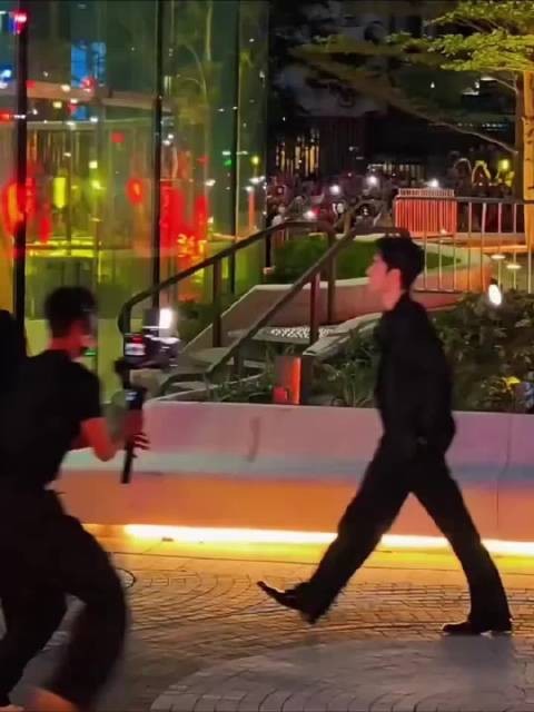 肖战8月19日香港线下活动，满目红色，摇下车窗致谢