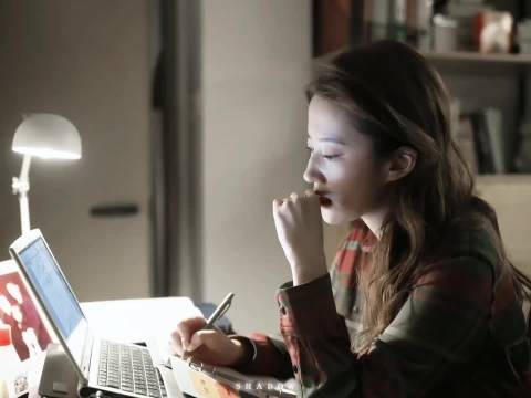 两人演的好像真结过婚一样，眼神里写满遗憾