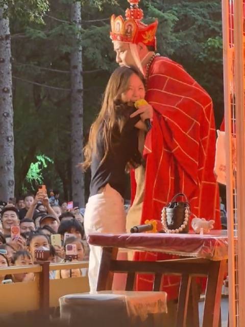女子突抱唐僧扮演者,长春动植物园舞台引调侃