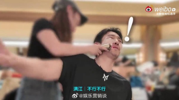 这段花絮片段反复回看依旧很好笑,每一个微表情都充满笑点