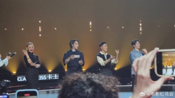 静姐的舞台从不输气场，松弛又霸气，看得太过瘾