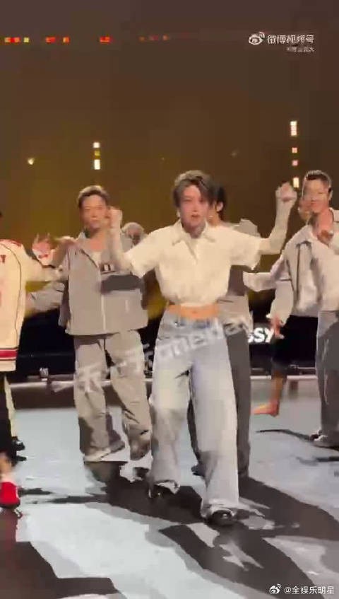 告别厚重滤镜，刘雨昕凭借绝佳录制状态，原图直出依旧气场出众