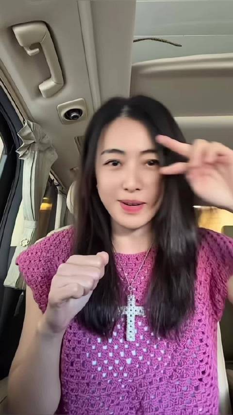 香港第一富婆甘比对着镜头美颜跳舞