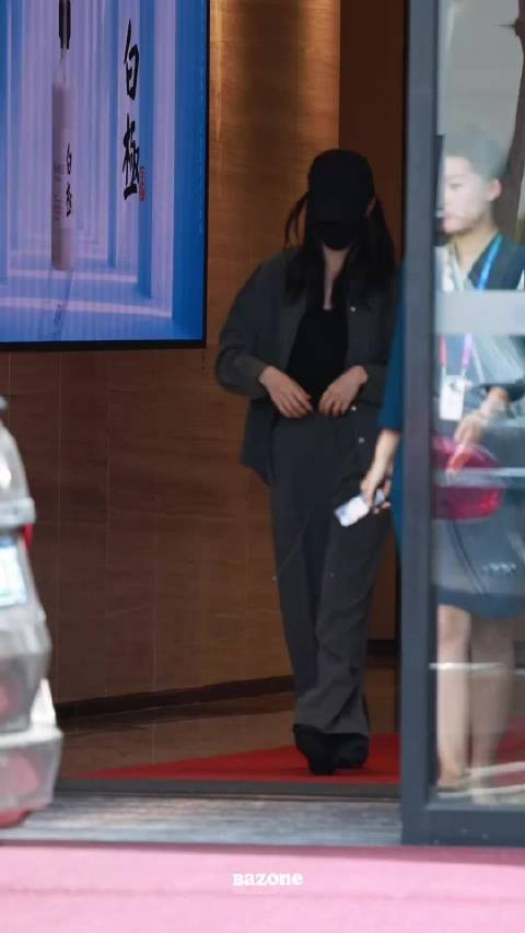 顶级星光女就这样美美结束电影路演继续下一个工作 热巴是有新助理了吗