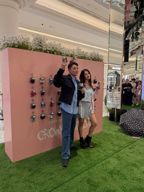 香港知名女星产后全面复出，短裙大秀纤细长腿，行动粉碎二胎传闻