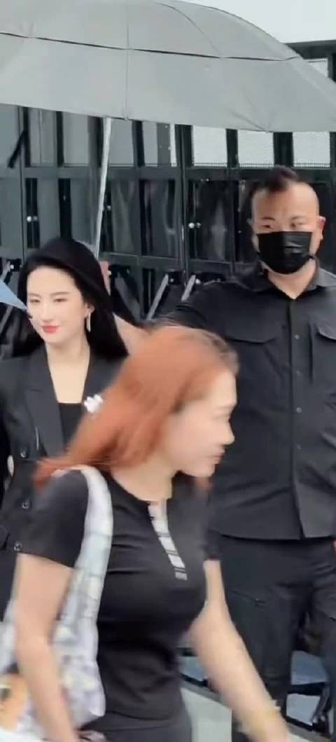 刘亦菲主动拉粉丝手臂，温柔体贴举动暖心