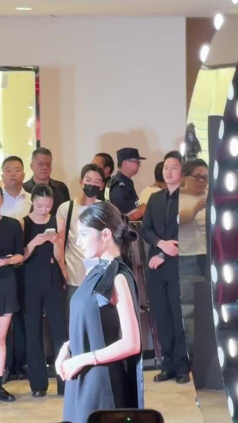 金鹤龙看迪丽热巴眼神全是欣赏与肯定